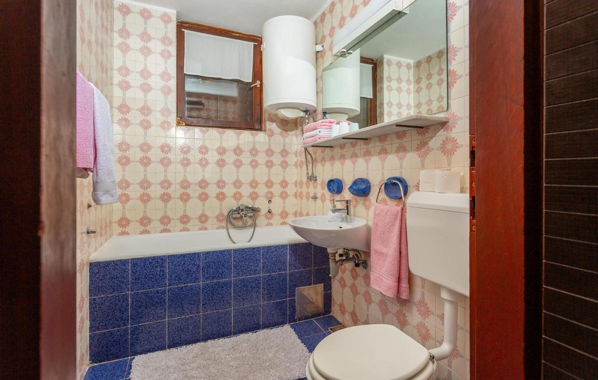 3 Bedroom Stunning Apartment In Krk Krk Town Kültér fotó