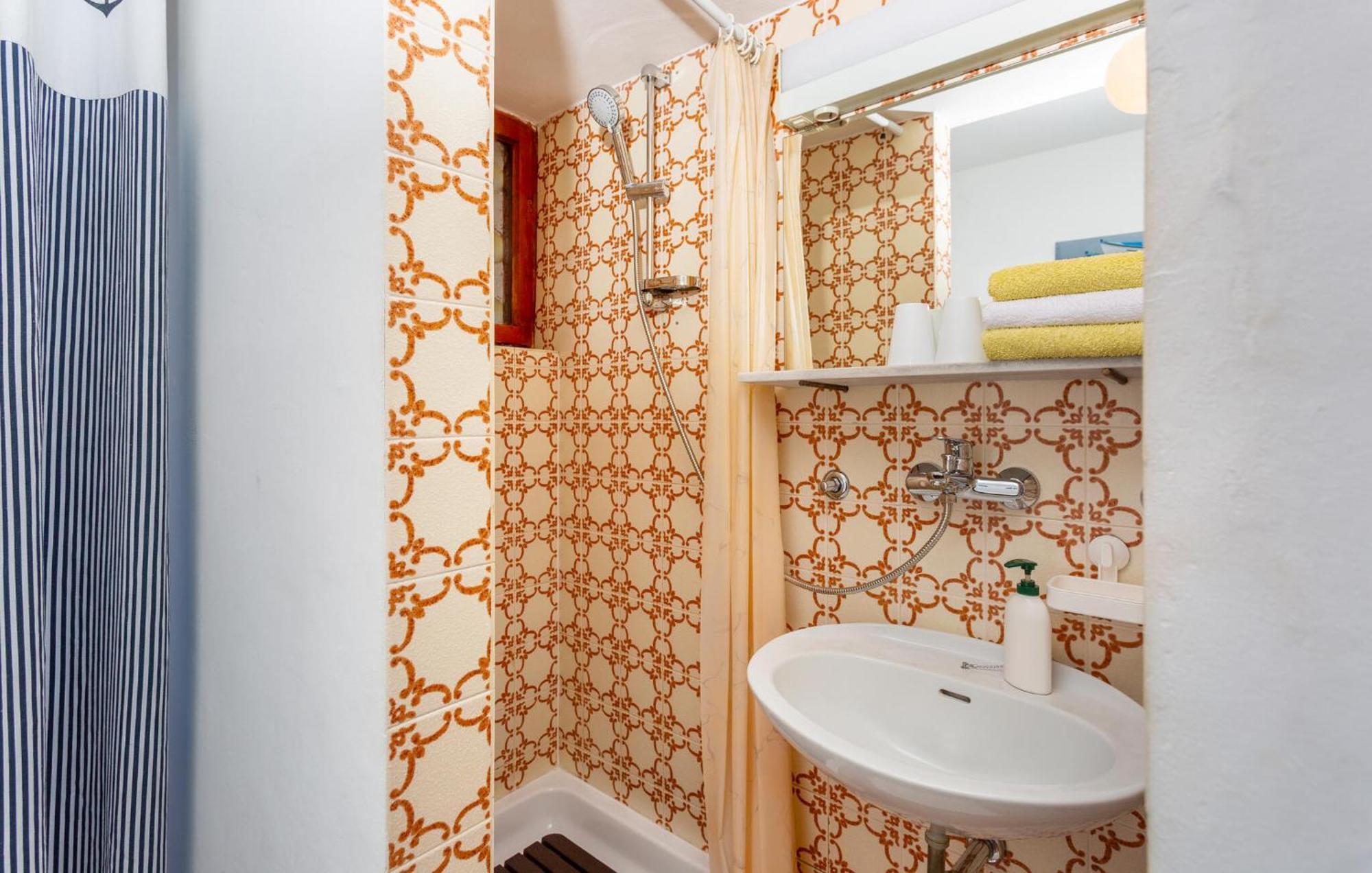 3 Bedroom Stunning Apartment In Krk Krk Town Kültér fotó